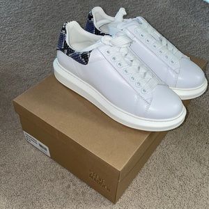 Brand new Steve Madden frosted2 blu snake mens sneakers size 8!